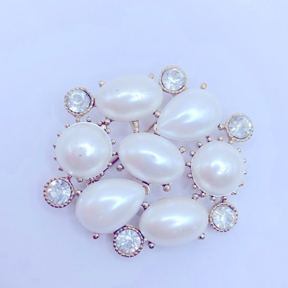 Vintage Gold Tone Faux Pearl & Rhinestone Cluster Brooch – Statement Piece